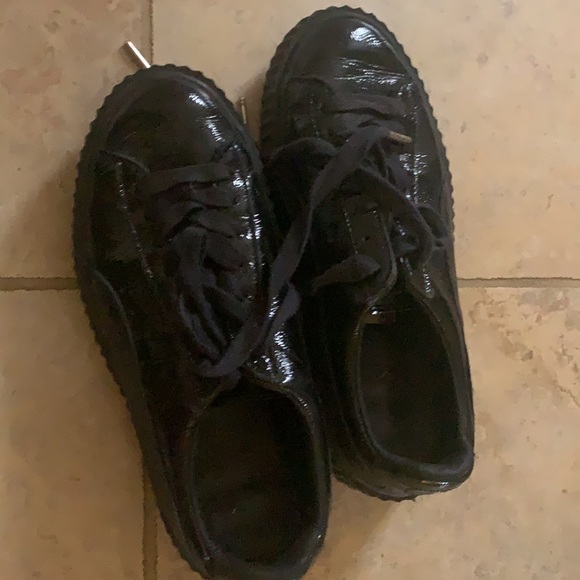 Black Puma sneakers size 7.5 women’s - Picture 3 of 3